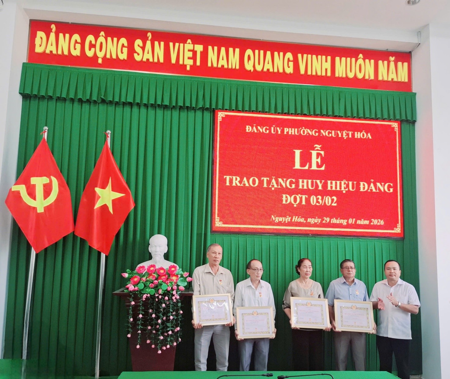 Phường Nguyệt Hóa tổ chức Lễ trao Huy hiệu Đảng đợt 03/02