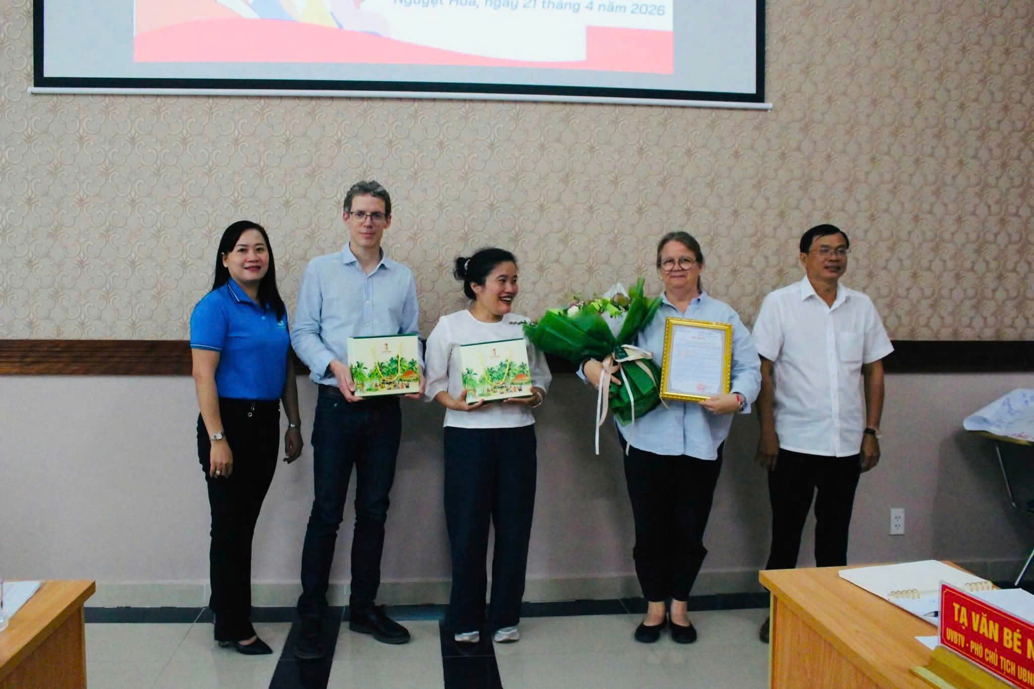 DỰ ÁN AFV CÙNG NHÀ TÀI TRỢ BÁNH MÌ ĐẾN THĂM, LÀM VIỆC VỚI UBND VÀ HỘI LHPN PHƯỜNG NGUYỆT HOÁ
